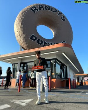 Jordan Fite Instagram - Had to stop by the world’s famous Randy’s Donuts! Thank you!! @randysdonuts 🍩🔥