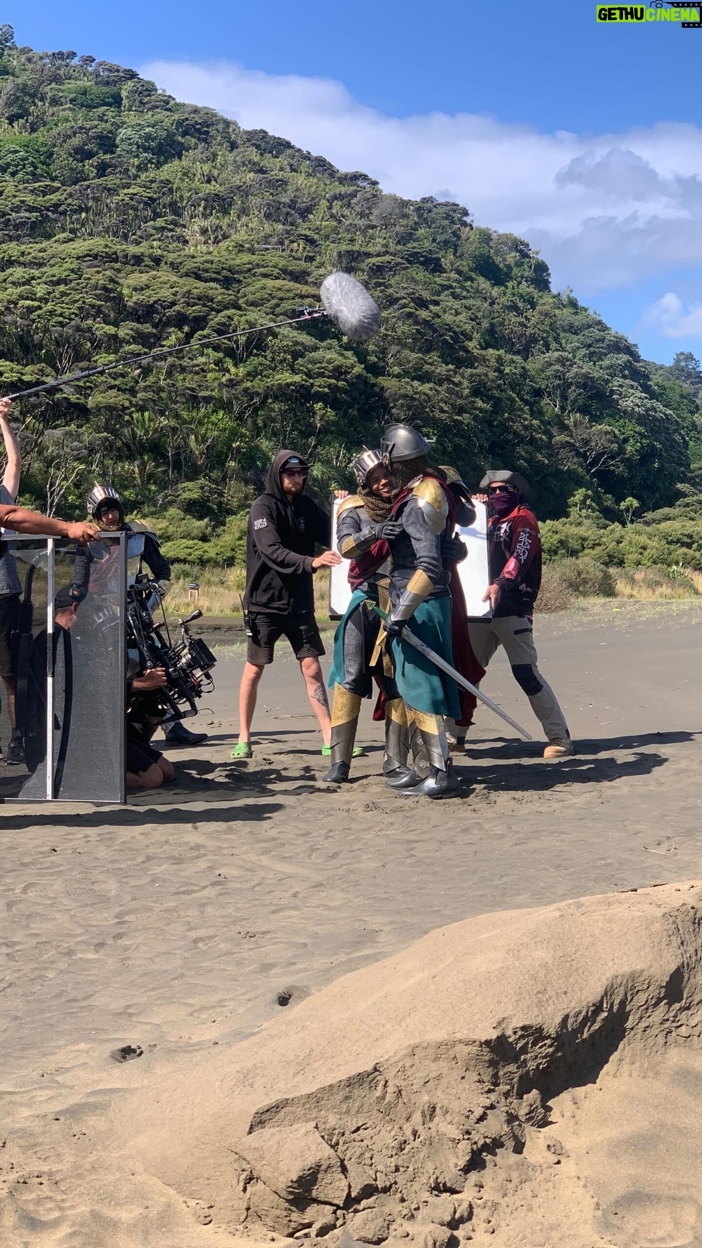 Jordan Fite - 4.2K Likes - Poetry In Motion!🫰🏽🔥
w/ my brother @russellcurry
#bts #powerrangers #dinofury #stunt