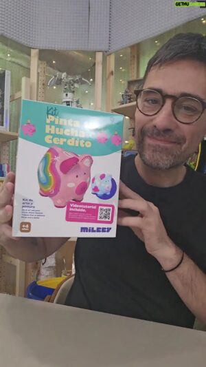 Jordi Cruz Instagram - ¡Modo ahorrador: activado! 🪙 ¿Y qué mejor manera que con el kit "Pinta tu Hucha Cerdito" que nos trae @jordicruzperez? 🐷 Un planazo para personalizar a tu gusto tu hucha para ti y quien tú quieras (para los peques de la casa, para acumular esos centimillos que van sobrando de una manera chula...) 

🌐 Puedes encontrar todos nuestros kits en nuestras tiendas o en milbby.com

#decopatch #ArteBrillante #Creatividad #creaconmilbby #manualidadesconJordiCruz #diy #jordicruz #proyectosdiy #arteencasa #inspiracion #enfamilia