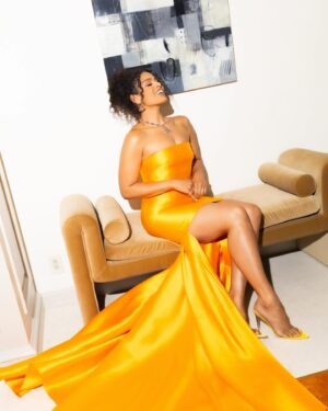 Jordin Sparks Instagram - There’s no better way to welcome @bulgari to Orange County than performing in…orange of course! ✨🥂🍊 I LOVED wearing Bulgari’s Diva’s Dream Collection! Look at it sparkle!🧡
