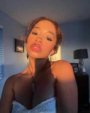 Jordyn Curet Instagram - feels like summer 🌇