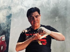 Jorge Arce Instagram - Qué onda mi raza, Quien se quiere poner los Guantes🥊 conmigo? Mándame la dirección de tu gym para visitarte, y entrenar contigo, visite el Gym donde entrena el Gallo 🐓 Estrada, el Alacrán 🦂 Berchelt quien va querer playera del Team Travieso Arce? Comenta, y comparte, ánimo que truenen los cueros🥊