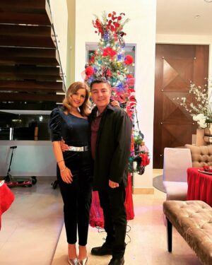 Jorge Arce Instagram - Buen día ☀️ mi raza, mi familia y yo les deseamos una muy Feliz Navidad🎄🎁 espero que el nacimiento del niño Dios, sea el nacimiento de algo bueno en sus vidas, que traiga  abundancia, amor, esperanza, y muchas bendiciones a sus hogares, la verdad yo estoy muy agradecido con Dios por tantas bendiciones derramadas en mi vida, ayer pasamos una hermosa noche acompañados de mis padres, y mis suegros, momentos que quisiera fueran eternos..

P.D. La vida es maravillosa🤩