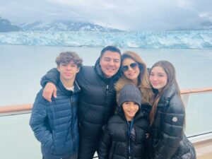 Jorge Arce Instagram - Buenas noches mi raza, que bonito viaje en familia, es la segunda vez que venimos, vale mucho la pena Alaska, mis hijos ya están más grandes ya disfrutan mas, la noche dura muy poco, es impresionante vamos a ver la Aurora boreal vean mis historias si quieren conocer🫣