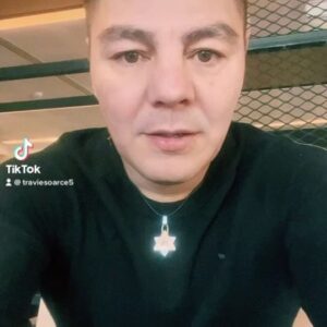 Jorge Arce Instagram - Buenos días ☀️ mi raza, hoy 13 de Abril mis padres cumplen 50 años de casados,😳 y también se cumplen 31 años de aquel accidente donde se quema todo su cuerpo y me llevan a terapia intensiva a despedirme del el, y yo le prometí ser Campeón mundial de boxeo🥊 si él logra salvar su vida, mi papá se salvó, y lo demás ustedes ya conocen mi historia, 7 veces Campeón mundial en 5 diferentes categorías🫣 animo la vida es maravillosa🤩