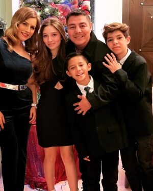 Jorge Arce Instagram - Buen día ☀️ mi raza, mi familia y yo les deseamos una muy Feliz Navidad🎄🎁 espero que el nacimiento del niño Dios, sea el nacimiento de algo bueno en sus vidas, que traiga  abundancia, amor, esperanza, y muchas bendiciones a sus hogares, la verdad yo estoy muy agradecido con Dios por tantas bendiciones derramadas en mi vida, ayer pasamos una hermosa noche acompañados de mis padres, y mis suegros, momentos que quisiera fueran eternos..

P.D. La vida es maravillosa🤩