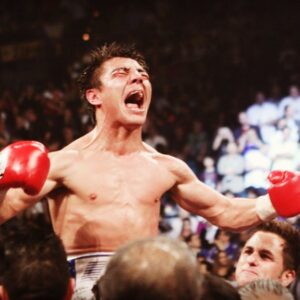 Jorge Arce Instagram - Buenas noches 🌙 mi raza, para recordar esta pelea🥊 histórica donde nadie creía en mi, la apuesta 10-1 en contra, y una semana antes de la pelea tuve un sueño hermoso donde Dios me decía que iba ganar que confiara en mis instintos, por supuesto que nadie me creyó, me tiraron a loco, pero yo nunca dejé de confiar y en el último round me acordé del sueño y supe que tenía que noquear o perdía la pelea, me fui con todo y lo noquee en el último round gracias a Dios, la foto donde estoy con los ojos cerrados llorando estoy agradeciendo a Dios la Victoria✌🏻 descansen; nunca dejen de soñar, Dios esta disponible 24/7 solo tienes que confiar..