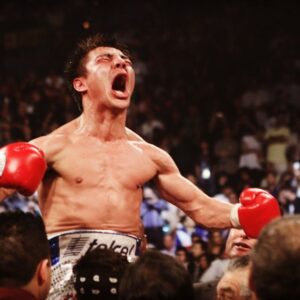 Jorge Arce Instagram - Buenas noches 🌙 mi raza, para recordar esta pelea🥊 histórica donde nadie creía en mi, la apuesta 10-1 en contra, y una semana antes de la pelea tuve un sueño hermoso donde Dios me decía que iba ganar que confiara en mis instintos, por supuesto que nadie me creyó, me tiraron a loco, pero yo nunca dejé de confiar y en el último round me acordé del sueño y supe que tenía que noquear o perdía la pelea, me fui con todo y lo noquee en el último round gracias a Dios, la foto donde estoy con los ojos cerrados llorando estoy agradeciendo a Dios la Victoria✌🏻 descansen; nunca dejen de soñar, Dios esta disponible 24/7 solo tienes que confiar..