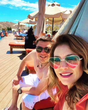Jorge Arce Instagram - Domingo relax: estoy en Cabo San Lucas en un hotel precioso @corazoncabo con el amor de mi vida, @karimedearcemx acostado en un camastro asoleándome como iguana🦎 con una Michelada🍺 bien rica, si esto no es felicidad, entonces no sé qué sea,🫣 animo la vida es maravillosa🤩 cuéntenme ustedes que hacen? Listos para ver @masterchefmx a la noche, se va poner bueno el mitote🫣 díganme quien creen que se vaya? 🫢 los chef son muy regañones☹️🥺 ya me traen de encargo