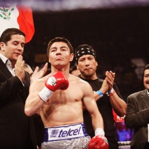 Jorge Arce Instagram - Buenas noches 🌙 mi raza, para recordar esta pelea🥊 histórica donde nadie creía en mi, la apuesta 10-1 en contra, y una semana antes de la pelea tuve un sueño hermoso donde Dios me decía que iba ganar que confiara en mis instintos, por supuesto que nadie me creyó, me tiraron a loco, pero yo nunca dejé de confiar y en el último round me acordé del sueño y supe que tenía que noquear o perdía la pelea, me fui con todo y lo noquee en el último round gracias a Dios, la foto donde estoy con los ojos cerrados llorando estoy agradeciendo a Dios la Victoria✌🏻 descansen; nunca dejen de soñar, Dios esta disponible 24/7 solo tienes que confiar..