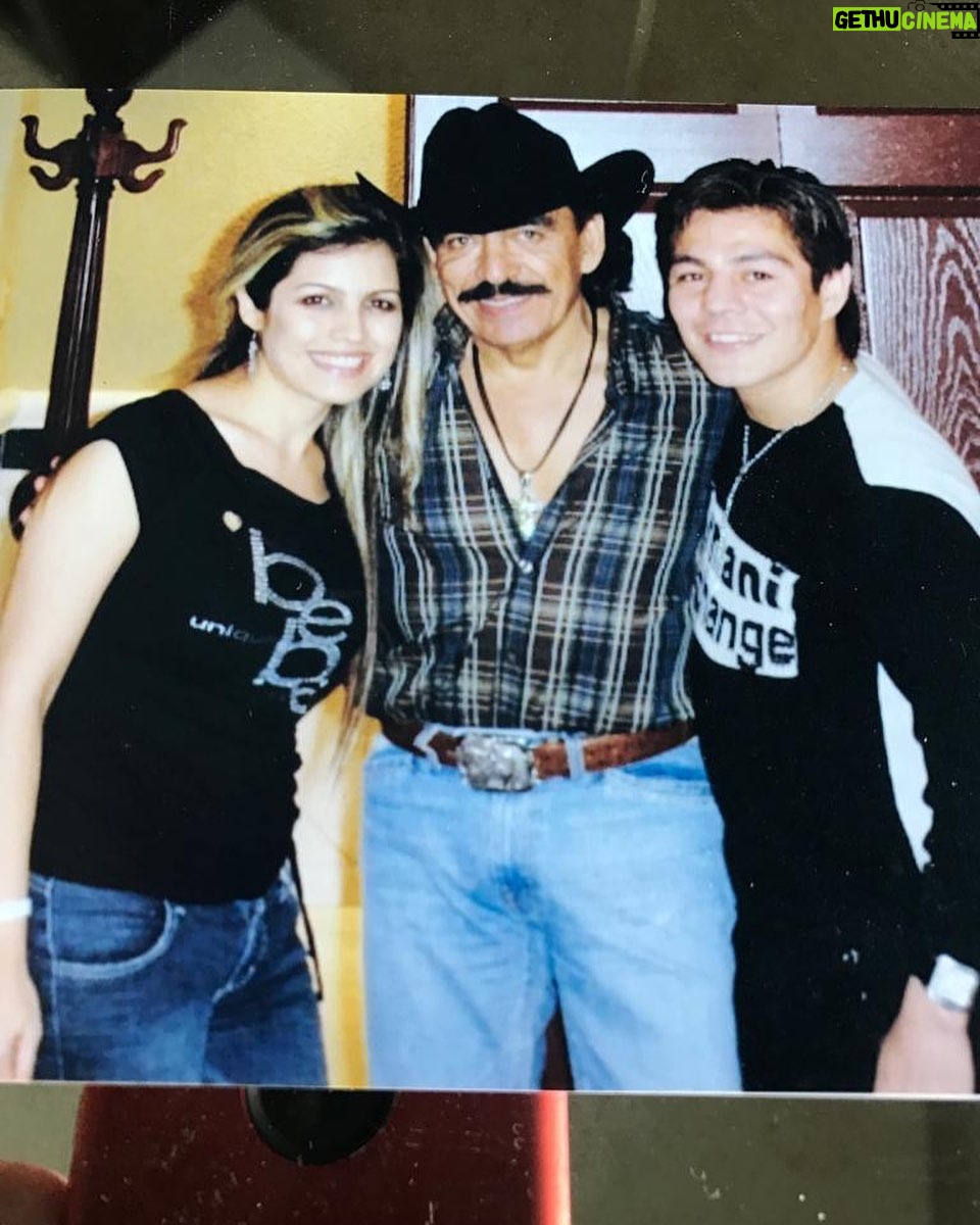 Jorge Arce - 1.3K Likes - Buenos días ☀️ mi raza, hoy 27 de Dic. Fue uno de los días más bonitos de mi vida, hace 17 años conocí a está hermosa mujer, y desde ese día supe que seria algo importante en mi vida, Dios habla de muchas maneras, y ese día me mando este ángel disfrazado de mujer😇 para que guiara mi vida, gracias a ella, no acabe como acaba la mayoría de los boxeadores🥊 sin dinero, en drogas, y con hijos regados por todos lados, hoy vivo feliz, y enamorado…
P.D. La vida es maravillosa solo tienes que vivirla..😍