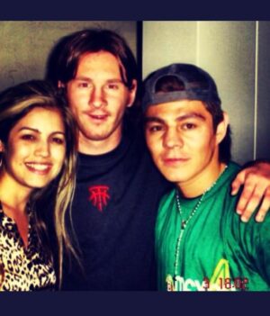Jorge Arce Instagram - Muchas felicidades Argentina 🇦🇷 por ese Campeonato🏆 tienen al mejor del mundo @leomessi aquí les dejo un recuerdo cuando convivimos con el en Barcelona con mi esposa @karimedearcemx hace varios años atrás, tengo buenos recuerdos de esa convivencia. Saludos y bendiciones felices fiestas decembrinas🎉🥳🏆⚽️🍺