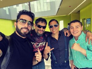 Jorge Arce Instagram - Buenas tardes mi raza,🤩 sean sinceros: Quien es el más guapo de esta foto? No me agüito si no soy yo, pero no vayan a decir que yo; porque el Poncho si se enoja🤫🫢🫣 jajajajajaa saludos que tengan bonita tarde… @ponchodenigris @pacopalencia73 @ciber_oficial este Domingo inicia @masterchefmx si quieren divertirse un rato póngale el domingo 8:00 pm por @aztecauno abrazo a los 4 fantásticos los extraño cabrones 🤫