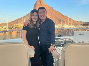 Jorge Arce Instagram - Buenas tardes 😃 mi raza,  no es por presunción, pero debo confesar que mi vida es perfecta a su lado, los mejores momentos los paso con ella😍 aquí una postal del Cerro Tetakawi🧸 aunque la gente siempre habla, y opina, la verdad somos muy felices, pero no puedo gritarlo muy fuerte, porque la envidia tiene el sueño muy ligero y se despierta muy rápido🤫 animo no se amarguen, hay que tomar 🍻 que el mundo se va acabar🙈🧸🫣😬🫢🤠😋