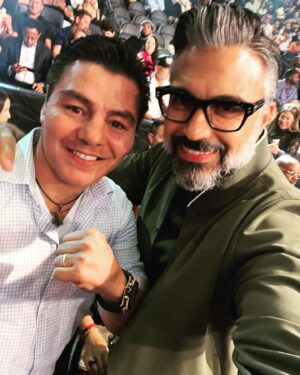 Jorge Arce Instagram - Buenas tardes mi raza, la pasamos increíble anoche en Pelea del Canelo🥊 un placer saludar a mi amigo @jaimecamil y una promesa del Boxeo, el General @emilianofvargas hijo del Feroz Vargas, un gusto saludarlos, ánimo que truenen los Cueros este morro es la próxima estrella ⭐️ del Boxeo🥊 graben su nombre Emiliano El General Vargas feliz Domingo🤩