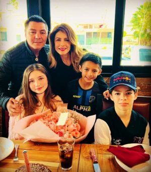 Jorge Arce Instagram - Muchas felicidades 🍾🎈🎊🎉🎁🛍️ Hija hoy en tu cumpleaños, estoy muy orgulloso de ti, tú y tus hermanos son lo mejor de mi vida, espero en Dios me permita verte crecer, y realizarte, te amo con todo mi corazón….♥️ 

P.D. Mi Ratita hermosa😍