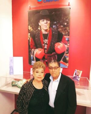 Jorge Arce Instagram - Buenas tardes 😃 mi raza, estos son mis padres, cuando mi papá era joven quiso ser boxeador🥊 pero su mamá no lo dejó, cuando yo era niño mi papá de hablaba de un boxeador que se llamaba @jcchavez115 y quería que fuera como el, yo no entendía nada porque era muy niño, con el tiempo supe quien era, hoy ustedes ya conocen mi historia… la vida es maravillosa 🤩 Dios los bendiga felices fiestas🎊🎉🎈🎁🛍️ decembrinas 🧸🤩🧸🫣