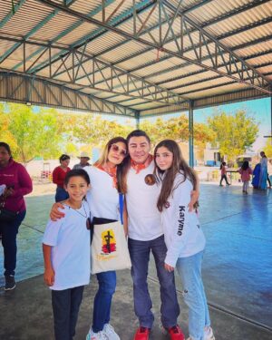 Jorge Arce Instagram - Buenas noches mi raza, mi familia, y yo, los días santos vamos de misiones agradezco a mis hijos que siempre están dispuestos a servir a Dios. Llevamos la palabra a los pueblos más escondidos, hoy fuimos a las Lajitas, gente humilde, pero llena de bondad, nos regalaron queso 🧀 de Vaca🐄 estamos muy cansados, pero felices de servir, muero de sueño, y de hambre,😩🥺