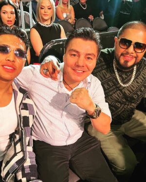 Jorge Arce Instagram - Buenas tardes mi raza, la pasamos increíble anoche en Pelea del Canelo🥊 un placer saludar a mi amigo @jaimecamil y una promesa del Boxeo, el General @emilianofvargas hijo del Feroz Vargas, un gusto saludarlos, ánimo que truenen los Cueros este morro es la próxima estrella ⭐️ del Boxeo🥊 graben su nombre Emiliano El General Vargas feliz Domingo🤩
