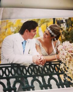 Jorge Arce Instagram - Buen día ☀️ mi raza, hoy damos gracias a Dios por estos 16 años de Casados, se que en la vida nada es fácil, pero para mi a sido maravilloso compartir este tiempo contigo, hoy después de 16 años, 3 hijos, 2 perros, 🐶 muchos viajes, te vuelvo a decirte que si hubiera otra vida, le pediría a Dios que volvieras a ser tu mi esposa🥺 te amo con todo mi corazón @karimedearcemx eres y serás mi mejor coincidencia…. Gracias por tanto amor, gracias por existir.