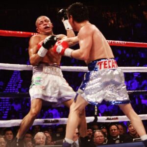 Jorge Arce Instagram - Buenas noches 🌙 mi raza, para recordar esta pelea🥊 histórica donde nadie creía en mi, la apuesta 10-1 en contra, y una semana antes de la pelea tuve un sueño hermoso donde Dios me decía que iba ganar que confiara en mis instintos, por supuesto que nadie me creyó, me tiraron a loco, pero yo nunca dejé de confiar y en el último round me acordé del sueño y supe que tenía que noquear o perdía la pelea, me fui con todo y lo noquee en el último round gracias a Dios, la foto donde estoy con los ojos cerrados llorando estoy agradeciendo a Dios la Victoria✌🏻 descansen; nunca dejen de soñar, Dios esta disponible 24/7 solo tienes que confiar..