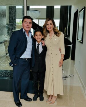 Jorge Arce Instagram - Buenas tardes mi raza, graduación del más pequeño de la Casa,🏠 ya casi de desocupo, rápido pasa el tiempo, vamos a festejar en grande, lo mejor que podemos darles a nuestros hijos, la educación..