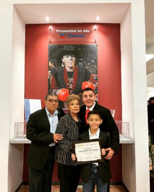 Jorge Arce Instagram - Buenos días ☀️ mi raza, ayer fue un día inolvidable para mis padres, y mis hijos, la verdad estoy muy agradecido con Dios, con la vida, nunca pensé llegar tan lejos, simplemente quise cumplir la promesa a mi padre, pero me paso un grave error que le puede a las personas exitosas, me enamoré de la Victoria, y se me hizo vicio querer ganar siempre, hoy empiezo a cosechar lo que sembré, agradezco a las autoridades municipales, patrocinadores, @chevronpfe el tomar en cuenta mis logros, Gracias otra vez que pasen unas felices fiestas 🎉 decembrinas 👍🏻