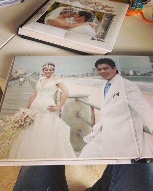 Jorge Arce Instagram - Buen día ☀️ mi raza, hoy damos gracias a Dios por estos 16 años de Casados, se que en la vida nada es fácil, pero para mi a sido maravilloso compartir este tiempo contigo, hoy después de 16 años, 3 hijos, 2 perros, 🐶 muchos viajes, te vuelvo a decirte que si hubiera otra vida, le pediría a Dios que volvieras a ser tu mi esposa🥺 te amo con todo mi corazón @karimedearcemx eres y serás mi mejor coincidencia…. Gracias por tanto amor, gracias por existir.
