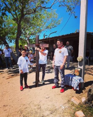 Jorge Arce Instagram - Buenas noches mi raza, mi familia, y yo, los días santos vamos de misiones agradezco a mis hijos que siempre están dispuestos a servir a Dios. Llevamos la palabra a los pueblos más escondidos, hoy fuimos a las Lajitas, gente humilde, pero llena de bondad, nos regalaron queso 🧀 de Vaca🐄 estamos muy cansados, pero felices de servir, muero de sueño, y de hambre,😩🥺