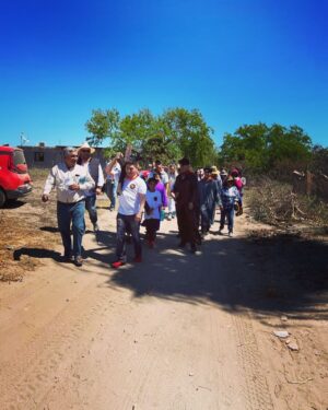 Jorge Arce Instagram - Buenas noches mi raza, mi familia, y yo, los días santos vamos de misiones agradezco a mis hijos que siempre están dispuestos a servir a Dios. Llevamos la palabra a los pueblos más escondidos, hoy fuimos a las Lajitas, gente humilde, pero llena de bondad, nos regalaron queso 🧀 de Vaca🐄 estamos muy cansados, pero felices de servir, muero de sueño, y de hambre,😩🥺