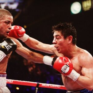 Jorge Arce Instagram - Buenas noches 🌙 mi raza, para recordar esta pelea🥊 histórica donde nadie creía en mi, la apuesta 10-1 en contra, y una semana antes de la pelea tuve un sueño hermoso donde Dios me decía que iba ganar que confiara en mis instintos, por supuesto que nadie me creyó, me tiraron a loco, pero yo nunca dejé de confiar y en el último round me acordé del sueño y supe que tenía que noquear o perdía la pelea, me fui con todo y lo noquee en el último round gracias a Dios, la foto donde estoy con los ojos cerrados llorando estoy agradeciendo a Dios la Victoria✌🏻 descansen; nunca dejen de soñar, Dios esta disponible 24/7 solo tienes que confiar..