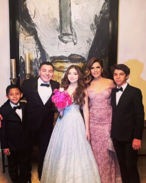 Jorge Arce Instagram - Buen día ☀️ mi raza, hoy damos gracias a Dios por estos 16 años de Casados, se que en la vida nada es fácil, pero para mi a sido maravilloso compartir este tiempo contigo, hoy después de 16 años, 3 hijos, 2 perros, 🐶 muchos viajes, te vuelvo a decirte que si hubiera otra vida, le pediría a Dios que volvieras a ser tu mi esposa🥺 te amo con todo mi corazón @karimedearcemx eres y serás mi mejor coincidencia…. Gracias por tanto amor, gracias por existir.