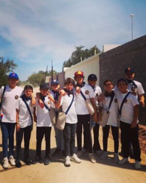 Jorge Arce Instagram - Buenas noches mi raza, mi familia, y yo, los días santos vamos de misiones agradezco a mis hijos que siempre están dispuestos a servir a Dios. Llevamos la palabra a los pueblos más escondidos, hoy fuimos a las Lajitas, gente humilde, pero llena de bondad, nos regalaron queso 🧀 de Vaca🐄 estamos muy cansados, pero felices de servir, muero de sueño, y de hambre,😩🥺