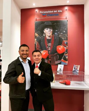 Jorge Arce Instagram - Buenos días ☀️ mi raza, ayer fue un día inolvidable para mis padres, y mis hijos, la verdad estoy muy agradecido con Dios, con la vida, nunca pensé llegar tan lejos, simplemente quise cumplir la promesa a mi padre, pero me paso un grave error que le puede a las personas exitosas, me enamoré de la Victoria, y se me hizo vicio querer ganar siempre, hoy empiezo a cosechar lo que sembré, agradezco a las autoridades municipales, patrocinadores, @chevronpfe el tomar en cuenta mis logros, Gracias otra vez que pasen unas felices fiestas 🎉 decembrinas 👍🏻