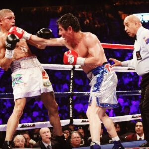 Jorge Arce Instagram - Buenas noches 🌙 mi raza, para recordar esta pelea🥊 histórica donde nadie creía en mi, la apuesta 10-1 en contra, y una semana antes de la pelea tuve un sueño hermoso donde Dios me decía que iba ganar que confiara en mis instintos, por supuesto que nadie me creyó, me tiraron a loco, pero yo nunca dejé de confiar y en el último round me acordé del sueño y supe que tenía que noquear o perdía la pelea, me fui con todo y lo noquee en el último round gracias a Dios, la foto donde estoy con los ojos cerrados llorando estoy agradeciendo a Dios la Victoria✌🏻 descansen; nunca dejen de soñar, Dios esta disponible 24/7 solo tienes que confiar..