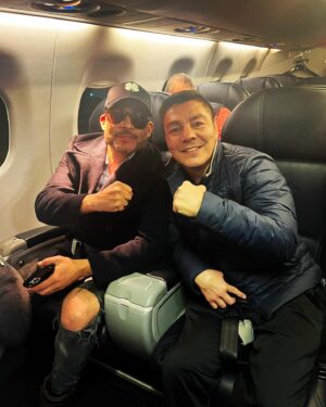 Jorge Arce Instagram - Buen día ☀️ mi raza, hoy me encontré en el vuelo ✈️ a mi compa @germanmontero5 un gran cantante de banda, les cuento la historia: los dos somos de Los Mochis Sinaloa, los dos venimos de Cuna humilde, el es de la colonia López Mateos, yo soy de la colonia Obrera, los dos trabajamos de Paqueteros en La Ley echando mandado a la gente para sacar propinas, ahí lo conocí y nos hicimos amigos, los dos teníamos grandes sueños, hoy somos vecinos, y aparte cada que lo veo nos ponemos a recordar esos momentos, el es hoy un gran cantante de banda, yo mi historia todo mundo ya la conoce, y cada que lo veo, se me pone la piel chinita porque empezamos a recordar cuando éramos niños, tiempos de calidad, no existían las redes sociales, nos bañamos en el Canal que está cerca de la Ley donde trabajábamos, hoy ese canal está ubicado en una de las mejores zonas de Los Mochis, con este wey paso momentos muy felices de esas que se te olvida el tiempo, se me hizo cortito el vuelo ✈️ de lo que platicamos cuando éramos morros, que chulada, que hermosos momentos, la vida es maravillosa… 

P.D él ganó @masterchefmx me dejó muy alta la vara, vamos a echarle ganas..☹️