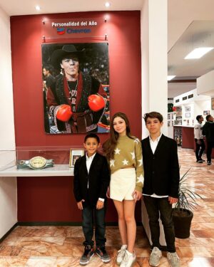 Jorge Arce Instagram - Buenos días ☀️ mi raza, ayer fue un día inolvidable para mis padres, y mis hijos, la verdad estoy muy agradecido con Dios, con la vida, nunca pensé llegar tan lejos, simplemente quise cumplir la promesa a mi padre, pero me paso un grave error que le puede a las personas exitosas, me enamoré de la Victoria, y se me hizo vicio querer ganar siempre, hoy empiezo a cosechar lo que sembré, agradezco a las autoridades municipales, patrocinadores, @chevronpfe el tomar en cuenta mis logros, Gracias otra vez que pasen unas felices fiestas 🎉 decembrinas 👍🏻