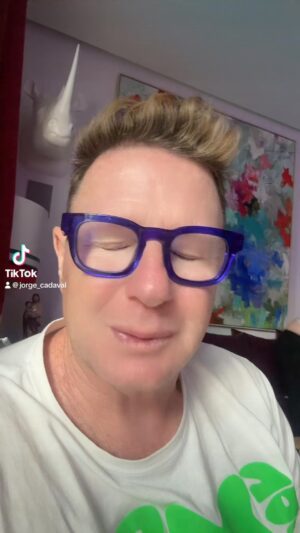 Jorge Cadaval Instagram - Yo a ti no te veo😂 #gilipollezdeldia❤️ #grandemigentedeinstagram🩷 #buenhumorsiempre💚 @lascarlotasoficial