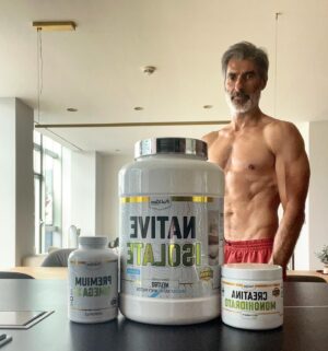 Jorge Fernández Instagram - Si vas a consumir suplementos, elige lo mejor, y te explico el por qué…

PROTEINA NATIVE ISOLATE: La diferencia es que está sacada directamente del suero de la leche y no del suero del queso como el resto de proteínas.
Esto hace que sufra un menor proceso de calentamiento y a menos temperatura. Está menos procesada.
Además no se le añade ningún aditivo como por ejemplo la lecitina, que se usa como antiespumante en la mayoría de proteínas.

OMEGA 3 MEG 3: Uno de los más exquisitos del mercado porque contiene el sello IFOS, con la patente MEG3 , que garantiza que este omega está libre de metales pesados ( petición mía a la marca ).
Se presenta en forma de triglicéridos y no etil-éster. 
Y contiene altísimas concentraciones de EPA/DHA, pasando estrictos controles de oxidación.

CREATINA MONOHIDRATO: Aquí lo único importante y relevante es que tenga el sello Creapure.

El reconocido sello Creapure se trata de la marca de creatina monohidrato producida por AlzChem Trostberg GmbH en Alemania.

Creapure® es Creatina monohidrato al 99,9%, siendo a su vez, la creatina de mayor pureza del mercado actual. 

@fullgassport