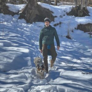 Jorge Fernández Instagram - Esta semana Mika ha cumplido 1 año. Y durante este tiempo he descubierto algo que no podía ni imaginar porque nunca había tenido la suerte de compartir mi vida con un animal.

He descubierto lo mucho que se les puede llegar a querer, lo que se les echa de menos cuando te vas de viaje y no estás con ellos…

Ahora entiendo cuando se dice que son uno más de la familia!

Disfruto muchísimo viéndole disfrutar a ella. Y los dos disfrutamos mucho en la nieve y en el monte.

Además, y relacionándolo con temas de salud, hay bastantes estudios donde se ve como tener en casa un animal, baja el cortisol y mejora la microbiota.

Casualidad o no… este último año, tengo el estómago como hace muchísimo tiempo no lo tenía de bien 😃🤷🏽‍♂️
