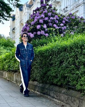 Jorge González Instagram - Feels like summer💙❤️🫶🏻 #happymonday #sun #menstyle