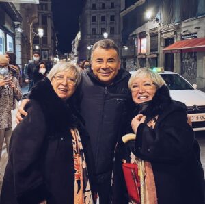 Jorge Javier Vázquez Instagram - Hace nada más y nada menos que treinta años vine a Madrid desde Barcelona a pasar unos días con unos compañeros de la facultad. Aprovechamos para ir a ver al Reina Victoria ‘Los buenos días perdidos’, de Antonio Gala, protagonizada por la inmensa Mary Carrrillo. Ayer, sus hijas, vinieron a verme a ese mismo Reina Victoria en el que triunfó su madre. Gracias Teresa y Fernanda. Gracias a las hermanas Hurtado por hacer tan felices a muchísima gente de mi generación y de tantas otras.