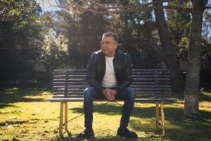 Jorge Javier Vázquez Instagram - Perdonad que os robe un instante. Quiero dar las gracias a todas aquellas personas que se han puesto en contacto conmigo para mostrarme su cariño, su apoyo y su comprensión. Vuestras palabras me hacen sonreír, emocionarme hasta la lágrima y seguir pensando que valió la pena. Pero a veces hay que parar. El cuerpo y la mente te envían señales y a lo largo de mi vida yo he sido poco de hacerles caso. Hasta hoy. Necesito parar para cuidarme. Para preguntarme qué quiero. Si lo tengo claro. Si como no lo sé, mejor espero. En estos momentos, volver es lo último en lo que pienso aunque a lo mejor sea lo que más me apetezca mañana. No lo sé. Así que por ahora solo puedo decir "Hasta siempre". "Hasta cuando pueda". "Hasta que surja". Y, por encima de todo, gracias. Gracias a vosotros, valió la pena.
