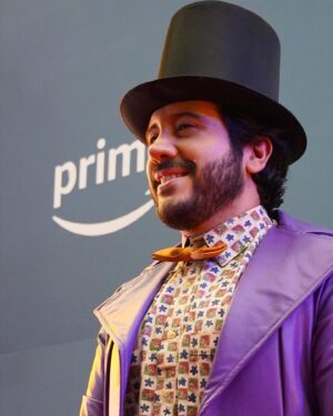 Jorge Ulloa Instagram - ¡No quiero despertar de la premiere de P*t@s Redes Sociales! Gente que admiro y quiero tanto, todos juntos, sufriendo el parto de este proyecto que hemos gestado por más de tres años. Tanto trabajo y talento reunido para traer a 240 países y territorios una serie hecha con todo el corazón y la honestidad del mundo para ustedes. ¡Espero que la amen! Desde este 15 de septiembre en Amazon Prime Video.
#Director

P.D. Mi pomposo y bello vestuario es porque la invitación decía: Ir vestido de meme… (pero solo yo hice caso 😒)