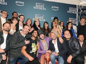 Jorge Ulloa Instagram - ¡No quiero despertar de la premiere de P*t@s Redes Sociales! Gente que admiro y quiero tanto, todos juntos, sufriendo el parto de este proyecto que hemos gestado por más de tres años. Tanto trabajo y talento reunido para traer a 240 países y territorios una serie hecha con todo el corazón y la honestidad del mundo para ustedes. ¡Espero que la amen! Desde este 15 de septiembre en Amazon Prime Video.
#Director

P.D. Mi pomposo y bello vestuario es porque la invitación decía: Ir vestido de meme… (pero solo yo hice caso 😒)