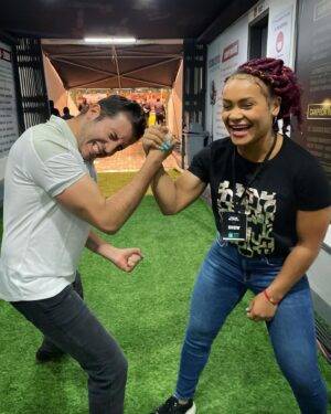 Jorge Ulloa Instagram - Y aquí, Neisi Dajomes, la primera mujer ecuatoriana en ganar una medalla olímpica de oro 🥇🏋🏾‍♀️, librando el que seria el mayor reto de fuerza de su vida. Su rostro de impotencia lo dice todo... ¡Gracias Neisi por inspirar a un país entero! Por ti, millones de niñas y niños ahora saben que pueden. El que no sabe si podrá mover el brazo en algunos días, soy yo.
¡Eres un amor!