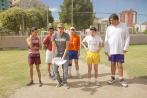 Jorge Ulloa Instagram - Hoy, hace diez años, grabamos #Supercampeonas, el sketch más visto de @enchufetv que, hasta el momento, tiene 112 millones de reproducciones. ¡Un clásico que amé hacer con estos capos que amo! Aquí unas fotitos del rodaje. ❤️🙌 #director #escritor