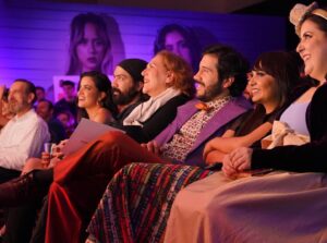 Jorge Ulloa Instagram - ¡No quiero despertar de la premiere de P*t@s Redes Sociales! Gente que admiro y quiero tanto, todos juntos, sufriendo el parto de este proyecto que hemos gestado por más de tres años. Tanto trabajo y talento reunido para traer a 240 países y territorios una serie hecha con todo el corazón y la honestidad del mundo para ustedes. ¡Espero que la amen! Desde este 15 de septiembre en Amazon Prime Video.
#Director

P.D. Mi pomposo y bello vestuario es porque la invitación decía: Ir vestido de meme… (pero solo yo hice caso 😒)