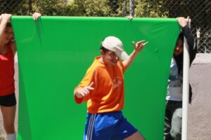 Jorge Ulloa Instagram - Hoy, hace diez años, grabamos #Supercampeonas, el sketch más visto de @enchufetv que, hasta el momento, tiene 112 millones de reproducciones. ¡Un clásico que amé hacer con estos capos que amo! Aquí unas fotitos del rodaje. ❤️🙌 #director #escritor