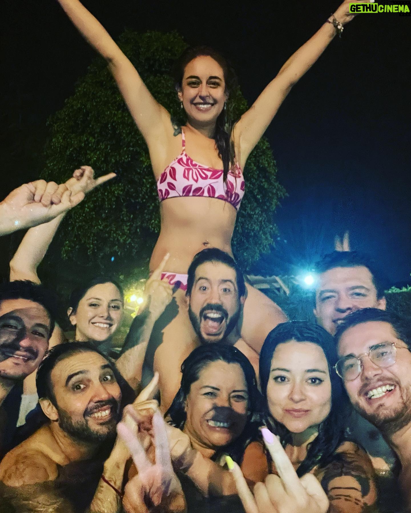 Jorge Ulloa - 20.6K Likes - ¡El amor que le tengo a esta mujer es incomparable! De verdad deseo que todos puedan tener una hermana así, tan incondicional, poniendo el hombro en cada proyecto que uno imagina, creyendo en mí más que yo mismo, defendiéndome de cualquiera que ella crea que es una amenaza y abrazándome fuerte cada vez que siente que lo necesito. @estefaniaulloac quiero que sepas que soy tu mayor fan y que voy a estar aplaudiéndote en cada paso que des. Soy el nono más orgulloso.